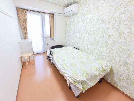 白と緑を基調とした室内