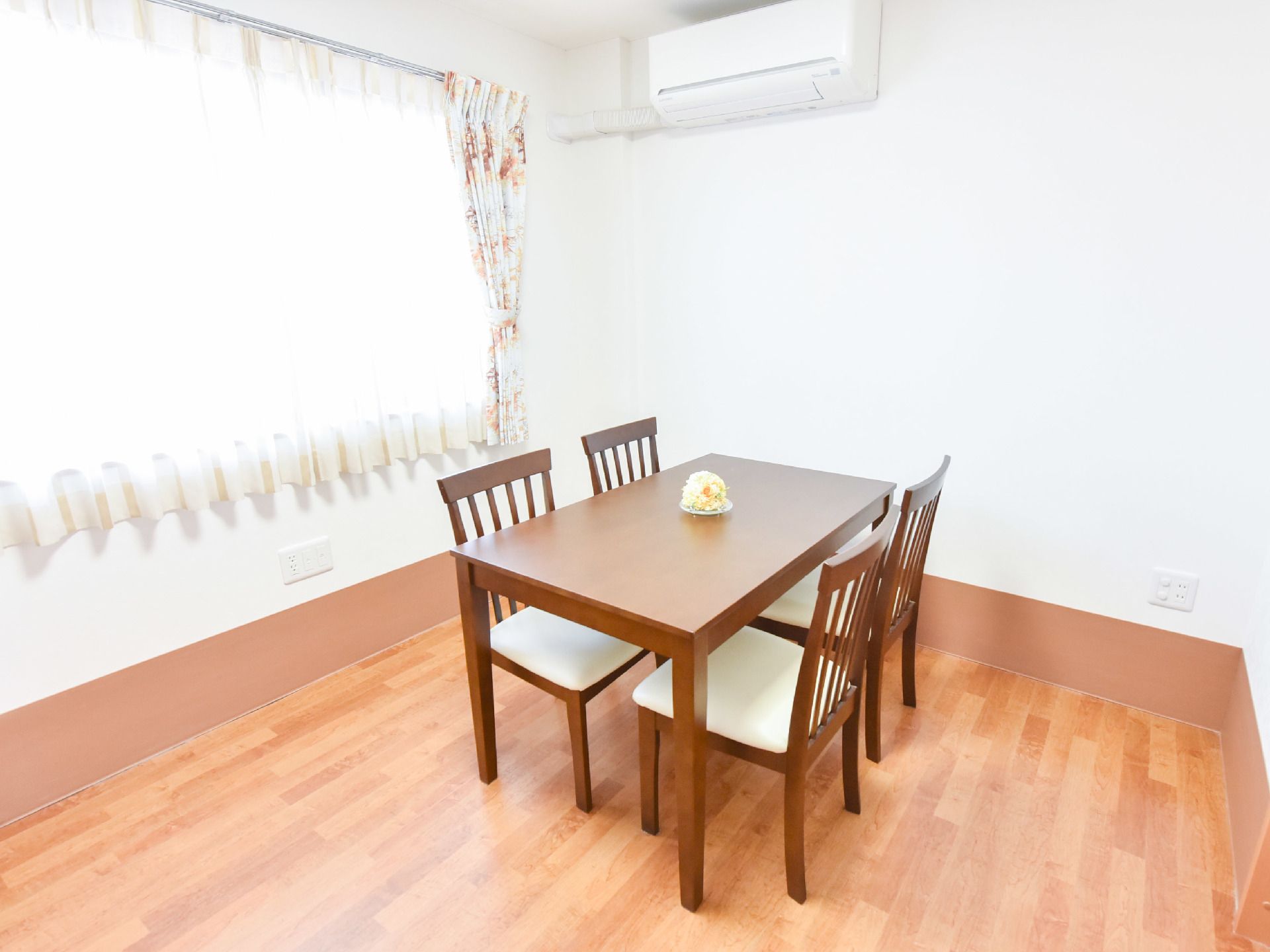 少人数でもコミュニケーションが楽しめる部屋があり、個室風になっていて落ち着いてトークをすることができる。
