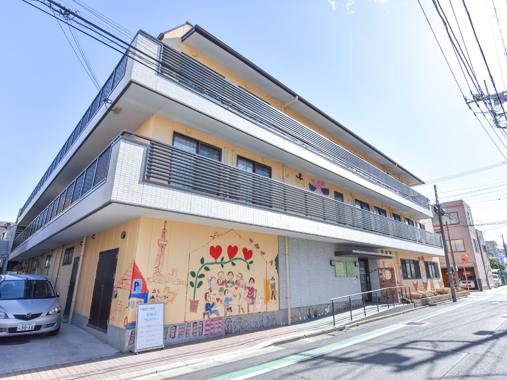 入居者やスタッフが描いた絵があちらこちらの壁を彩っており、楽しく生活を送れそうな雰囲気を醸し出している。