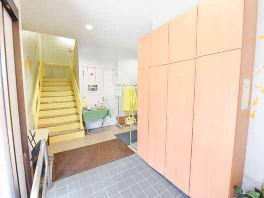 施設名らしい色合いのレイアウト