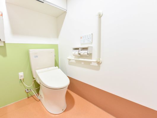 ウォシュレット付きの清潔感あるトイレ