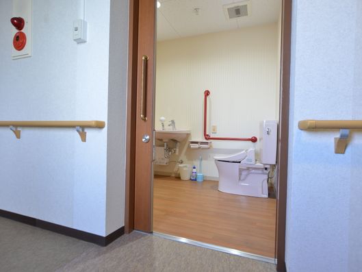 バリアフリーを意識した広めのトイレルーム