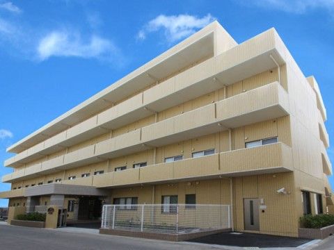 4階建てのクリーム色の建物