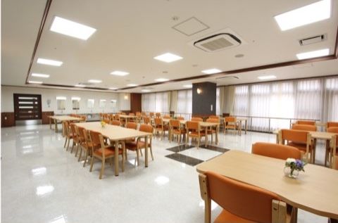 テーブルセットが複数設置されたリビング