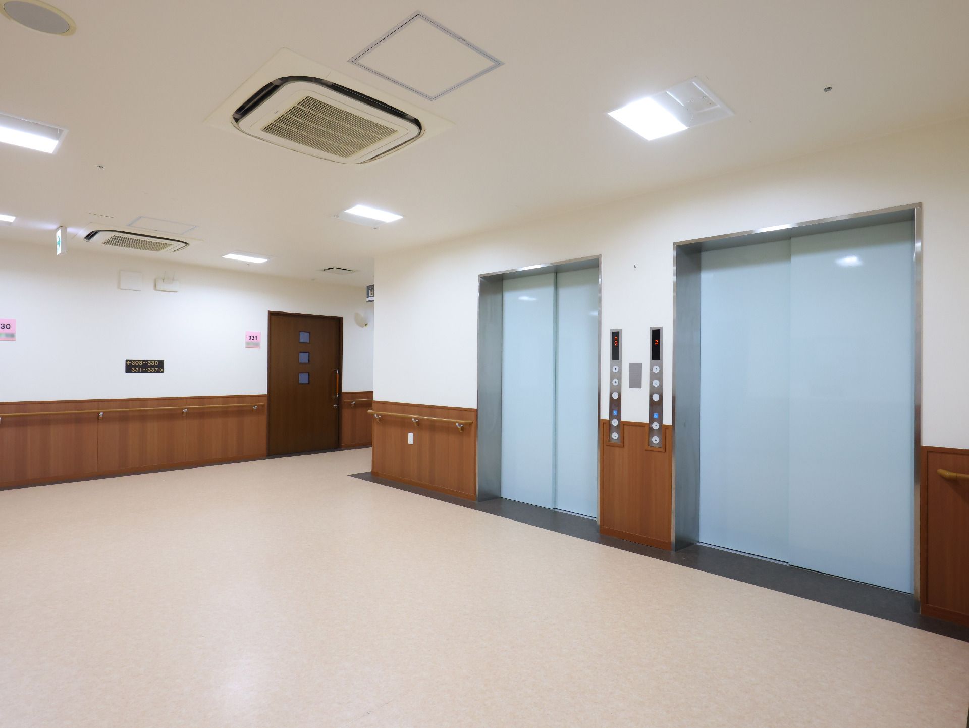 手すりがついていてエレベーターに入りやすい廊下