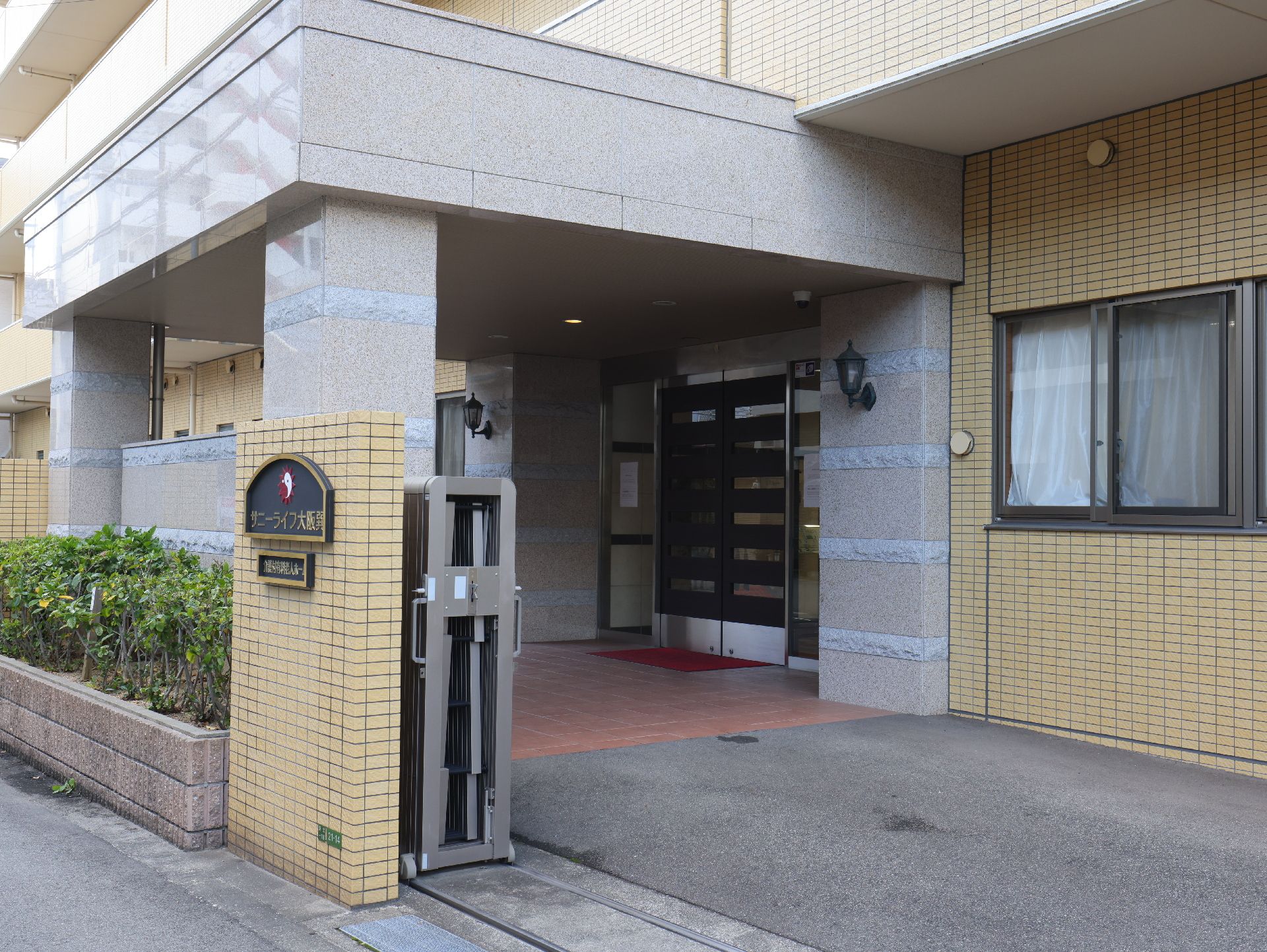 駐車場も設置してある介護施設の外観