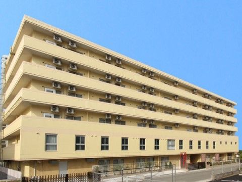サニーライフ堺三国ヶ丘の外観。とてもきれいな外観は強く、それでいて柔らかい印象をはなっています。
