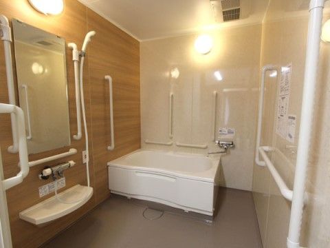 サニーライフ堺三国ヶ丘の浴室。手すりをはじめ、介助器具が完備されています。個浴なのでプライバシーを守りながら入浴を楽しむことができます。