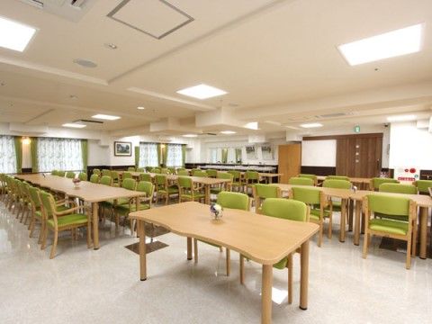 サニーライフ堺三国ヶ丘の食堂です。落ち着いた緑の椅子が際立つ、明るく清潔感のある食堂です。