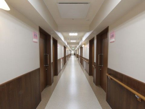 サニーライフ堺三国ヶ丘の廊下。手すりが設置され、気軽に廊下をお散歩することが可能です。