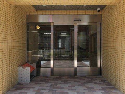 サニーライフ堺三国ヶ丘のエントランス。自動なので車いすの方でも安心です。