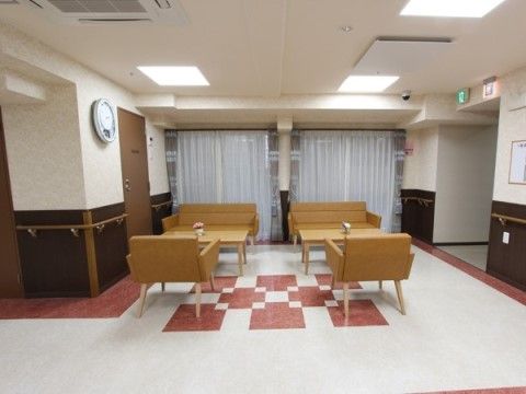 サニーライフ堺三国ヶ丘の談話コーナー。利用者同士の親睦を深めたり、疲れたときの休憩にもご活用いただけます。