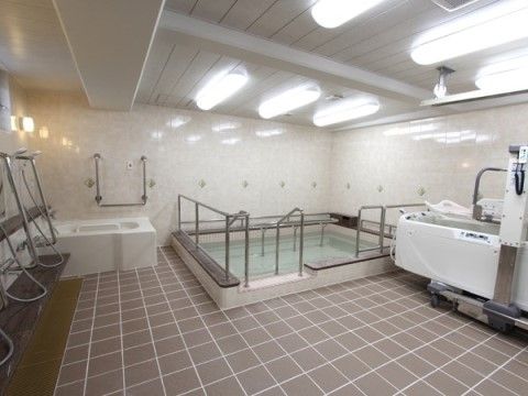 サニーライフ堺三国ヶ丘の浴室。特殊浴槽を用意していますので、必要な方はこちらでご利用いただけます。