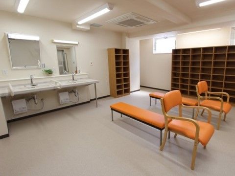 サニーライフ堺三国ヶ丘の脱衣所。入浴をお楽しみいただいた後に、ゆっくり出来る空間になっております。