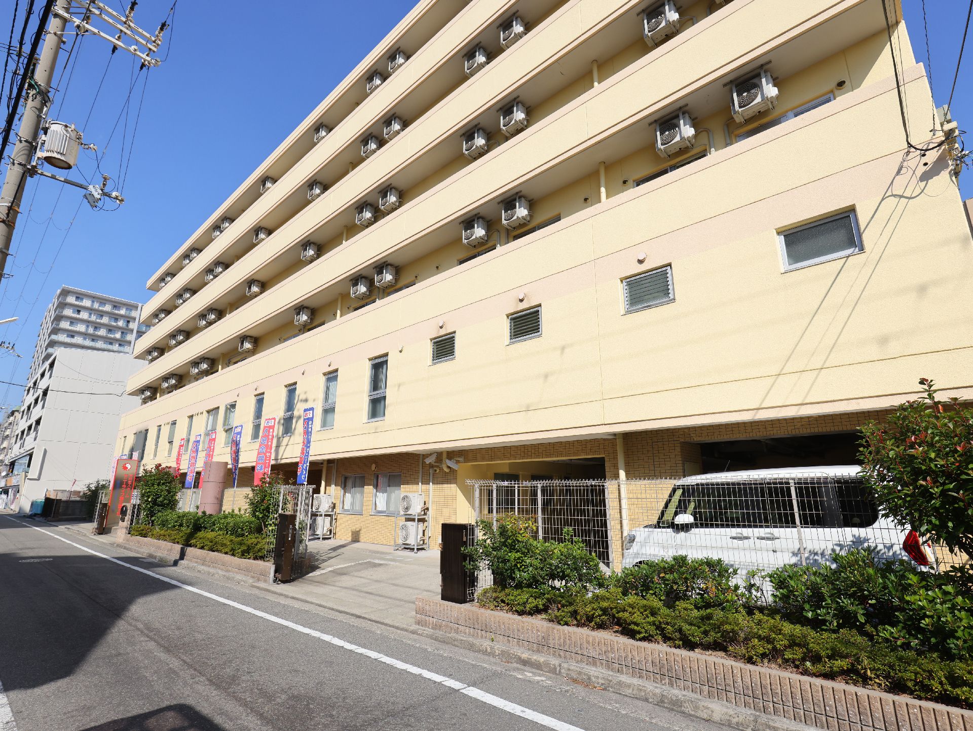駐車場の出入り口から見た、斜め前から見た施設全体の外観