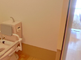 介護施設内のトイレと廊下
