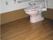トイレには温水洗浄便座が設置され、背もたれ、手すりが設けられている。周囲のスペースは広く、床はフローリングである。