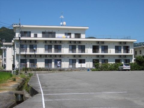 施設の建物は3階建てで、壁の色は白色基調である。各部屋にはベランダが設けられ、隣接するスペースは駐車場になっている。