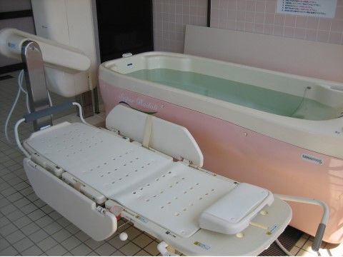 浴室には、寝たきりの状態でも入浴ができる機械浴設備が設置されている。室内はタイル張りで、窓が設けられている。