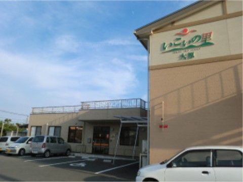 2階建の新しい建物である。エントランス前一帯は駐車場で、車椅子専用スペースも確保されているので便利である。