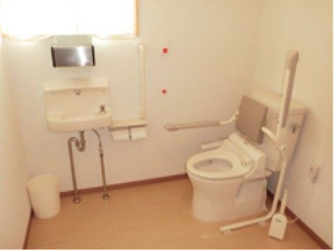 広々とした清潔感のあるトイレである。温水洗浄便座が完備されているので、衛生的で便座が温かく気持ちが良い。