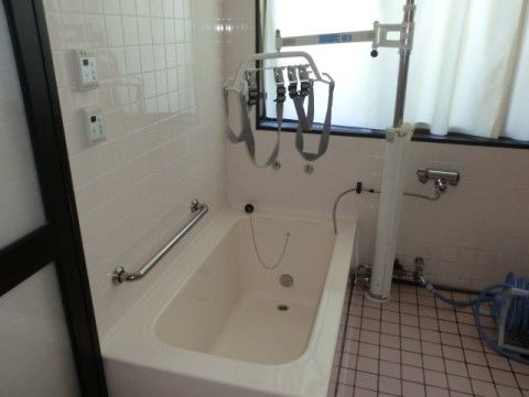 施設内には、身体の不自由な方でも入浴ができる特殊な器具を完備している。体調に合わせてスタッフが介助する。