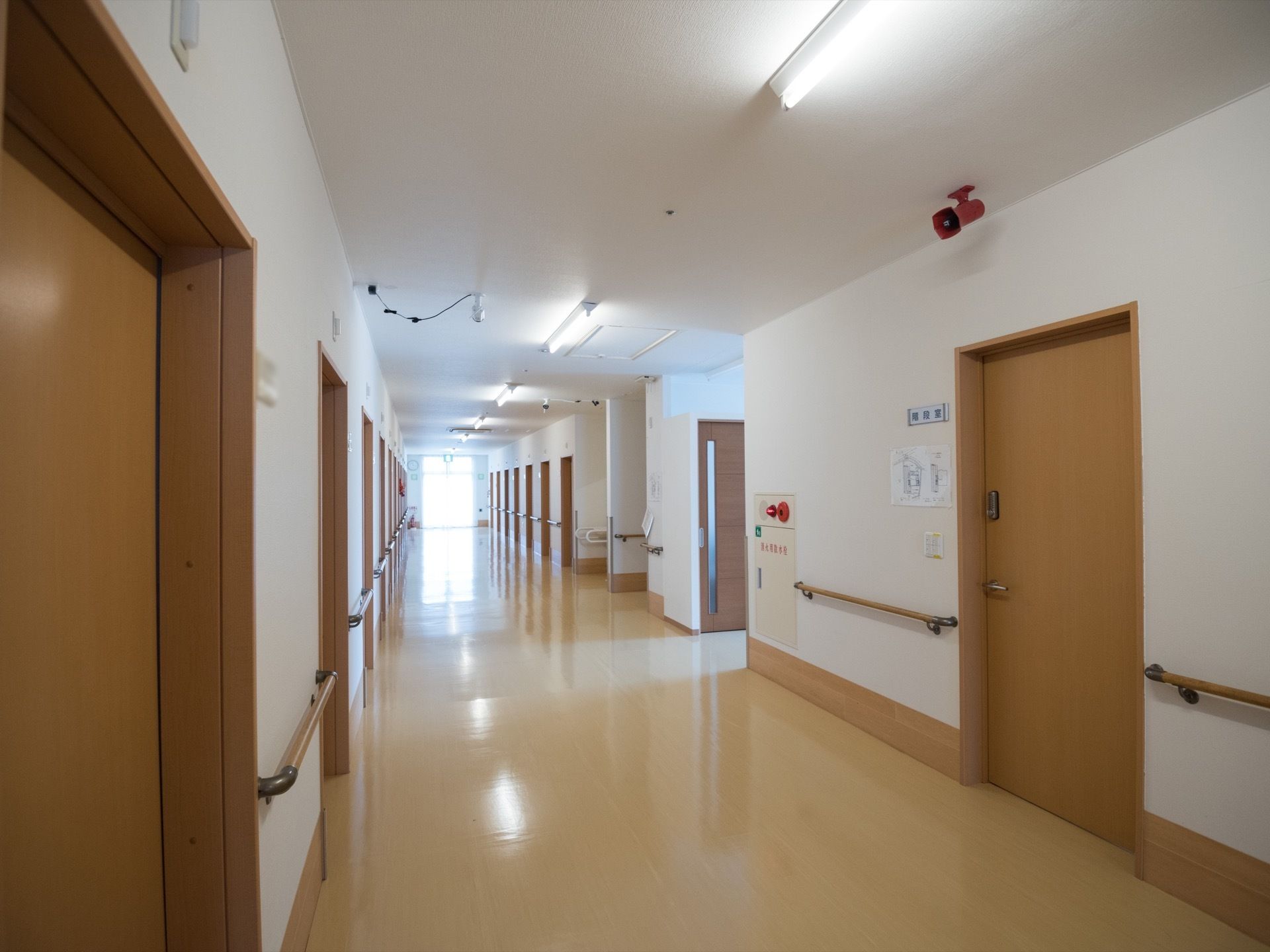 明るく広々とした廊下には安全対策のために、左右の壁に手すりが設置されている。道幅も広いので、安全に通行できる。