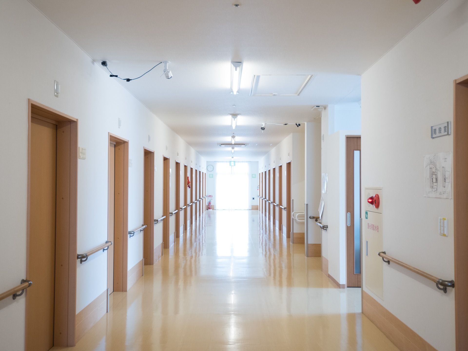廊下の奥にある大きな窓から日が良く入り、室内を明るく照らしている。床には物が一切ないので、安全に通行できる。