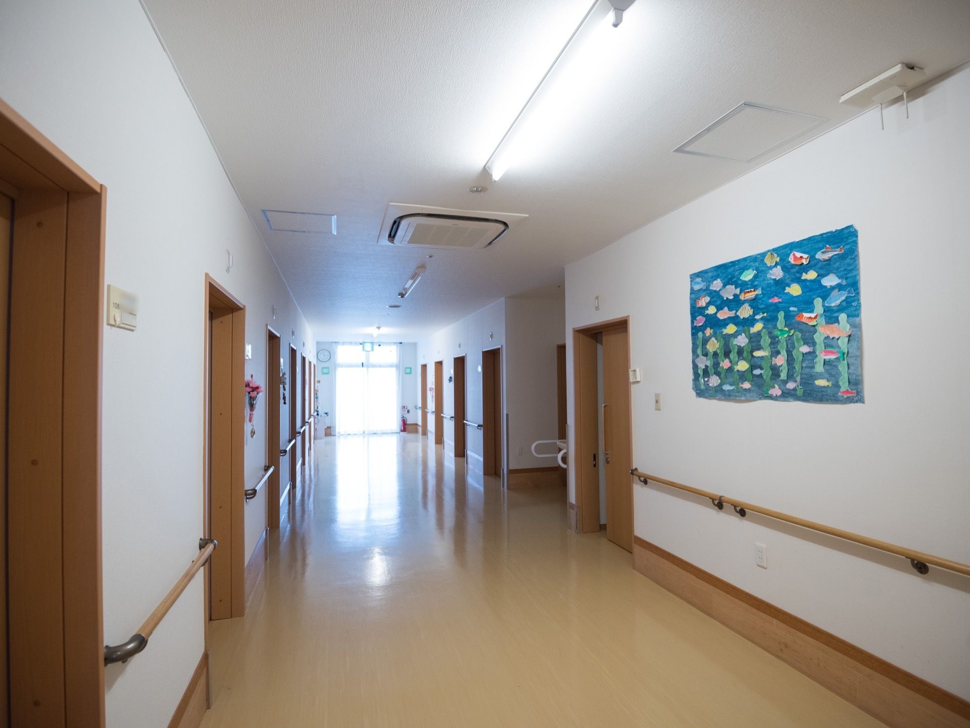 居室の並ぶ廊下には共有のトイレや洗面台が設置されているので、部屋から近く移動の負担が少なく利用できる。