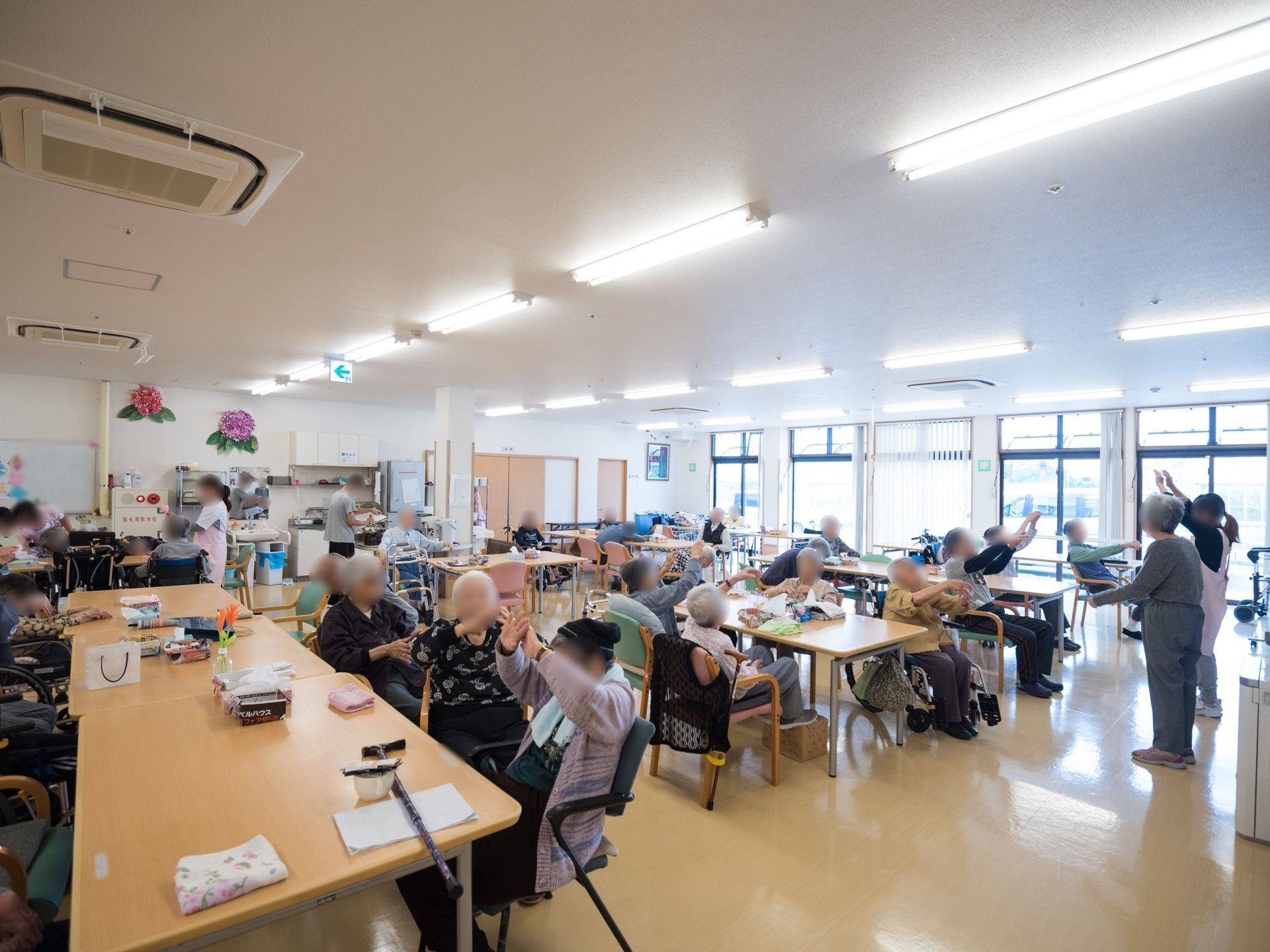 デイサービスは1階の広々とした共有スペースで行われている。多くの入居者様が集まって、楽しく過ごしている。