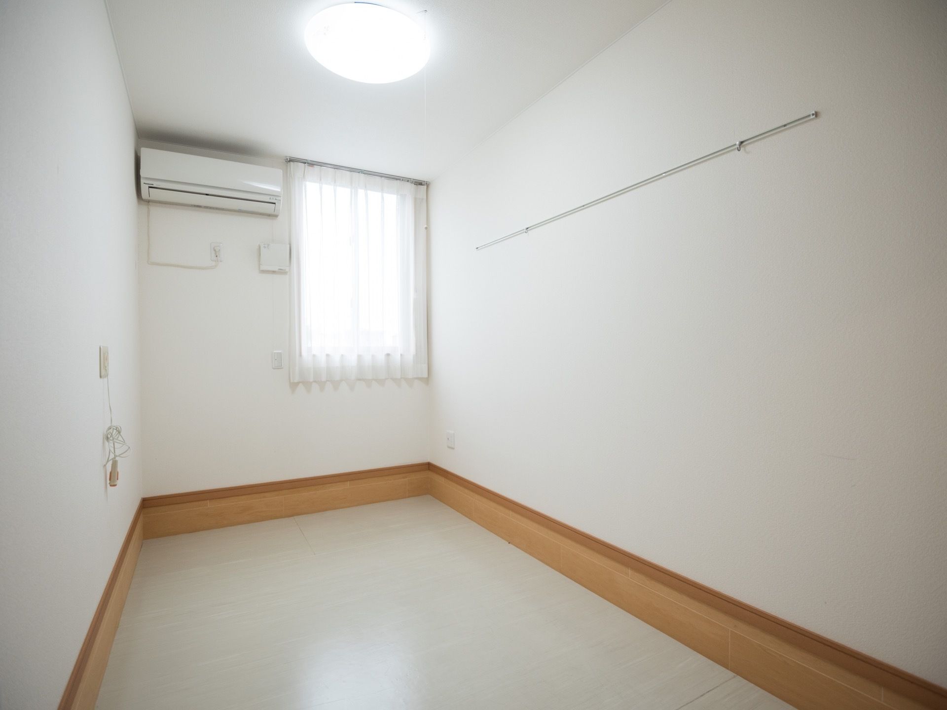 白を基調とした内装で、部屋は明るく清潔感がある。部屋の奥にある窓からは日が良く入り、部屋全体を照らしている。