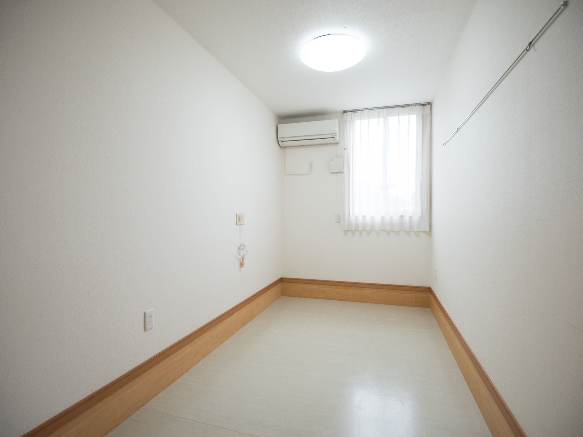 緊急時に備えて各居室の窓際の壁にはナースコールが取りつけてあるので、安心して自室でくつろぐことができる。