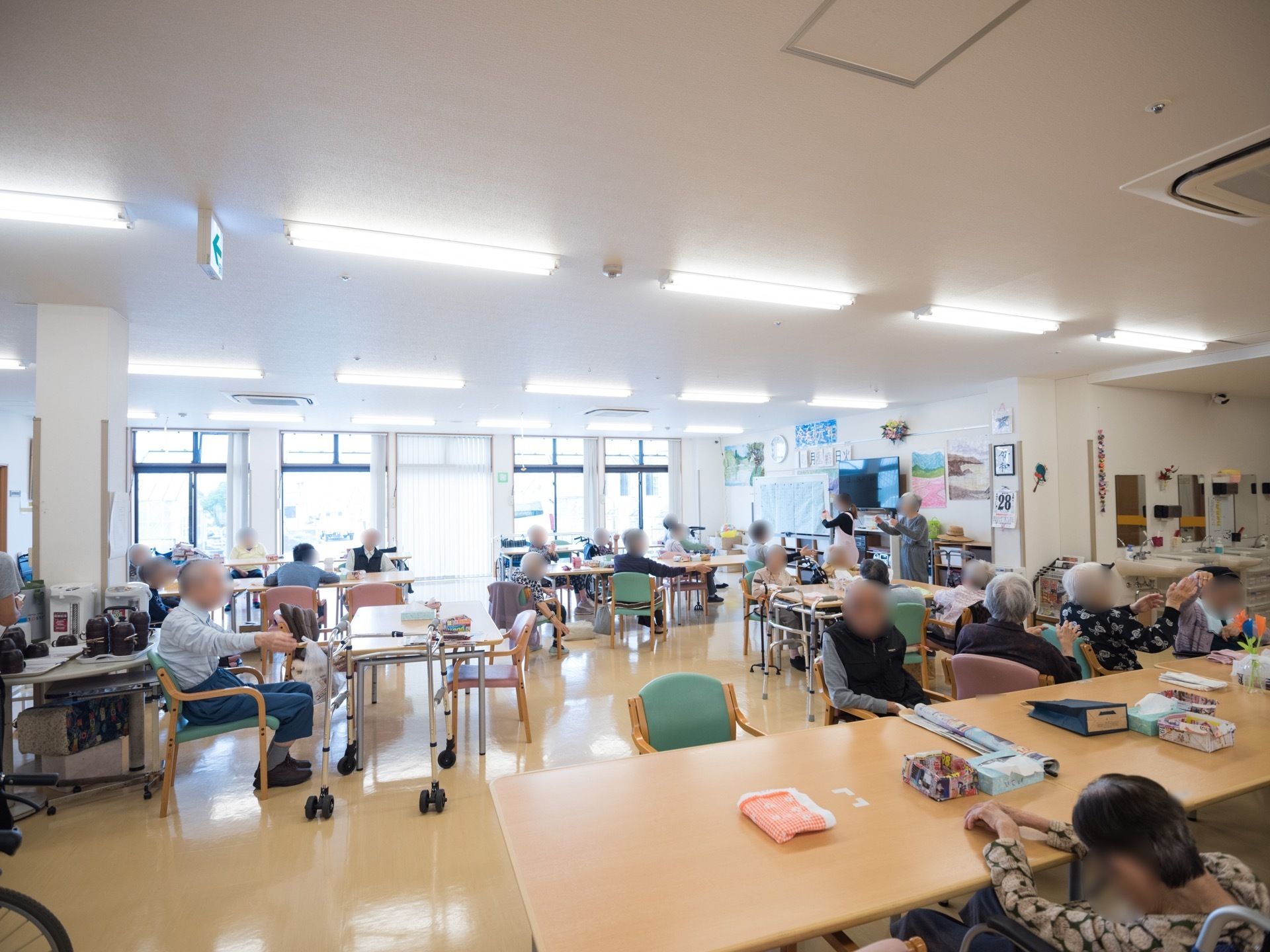大きな窓から日が良く入り、室内は明るく開放的になっている。外の風景を眺めながら、のんびりくつろいで過ごすことができる。