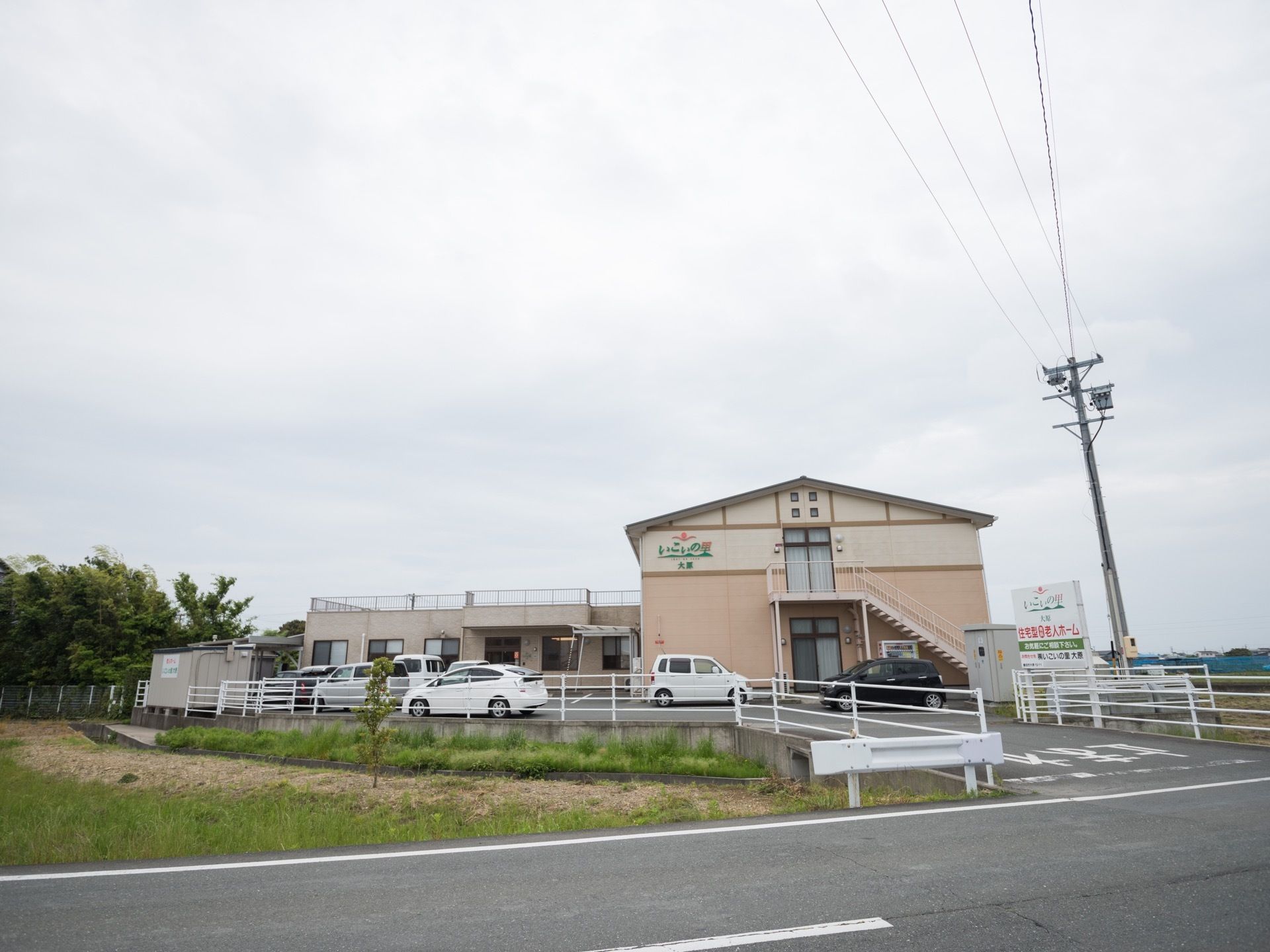 施設は広々とした敷地内に、余裕をもって建てられている。駐車スペースも豊富に用意されているので、車で気軽に来訪できる。