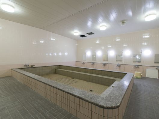 ゆったり入れる大浴場