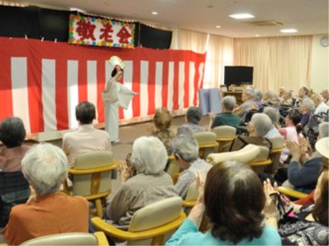 広いスペースに並べられた椅子に座って、演舞を見ている入居者様たち