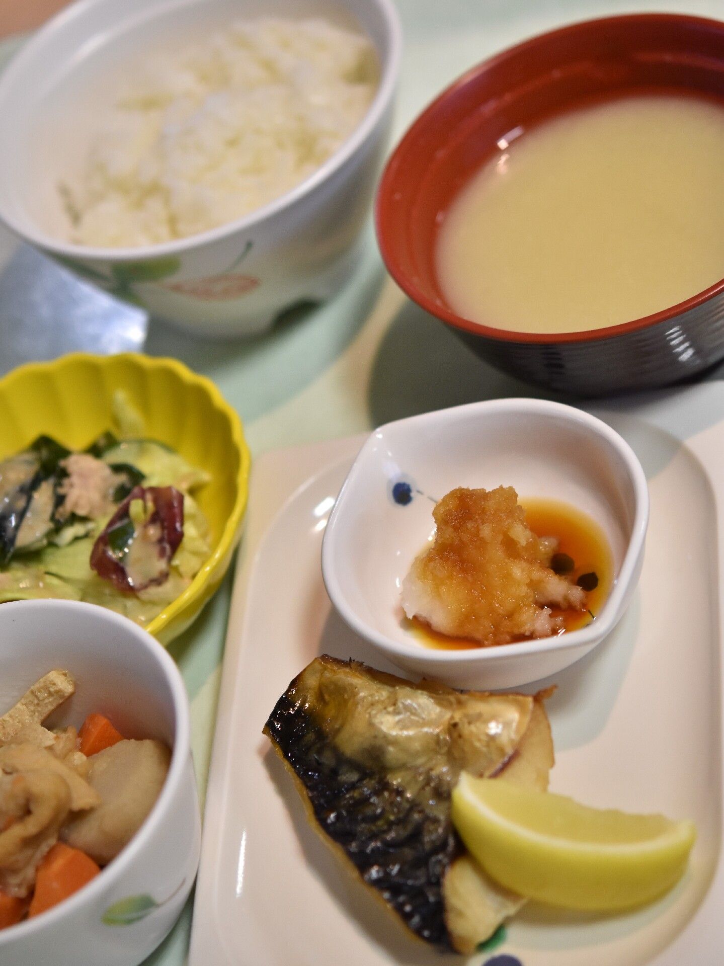 トレイに載っている、健康や栄養バランスに気を配ったお食事
