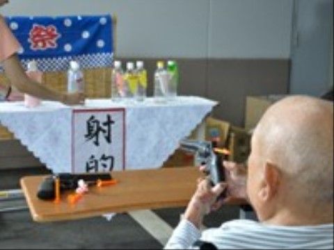 「ツーハーツⅢ」夏まつりで射的を楽しむ入居者様