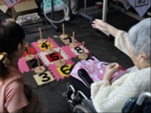 「ツーハーツⅢ」輪投げを楽しむ女性入居者様