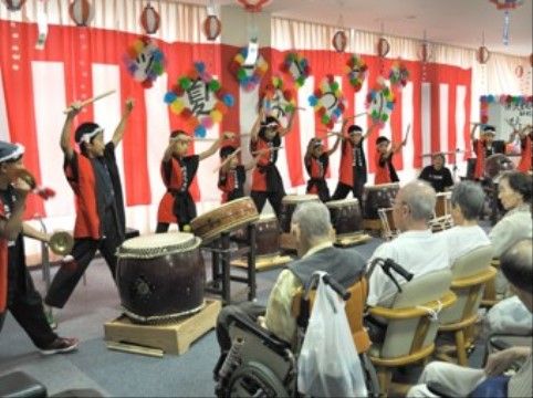 「ツーハーツⅢ」夏祭りで太鼓演奏を鑑賞中の入居者様