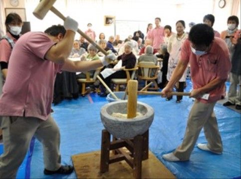 「ツーハーツⅢ」餅つき大会の様子です。