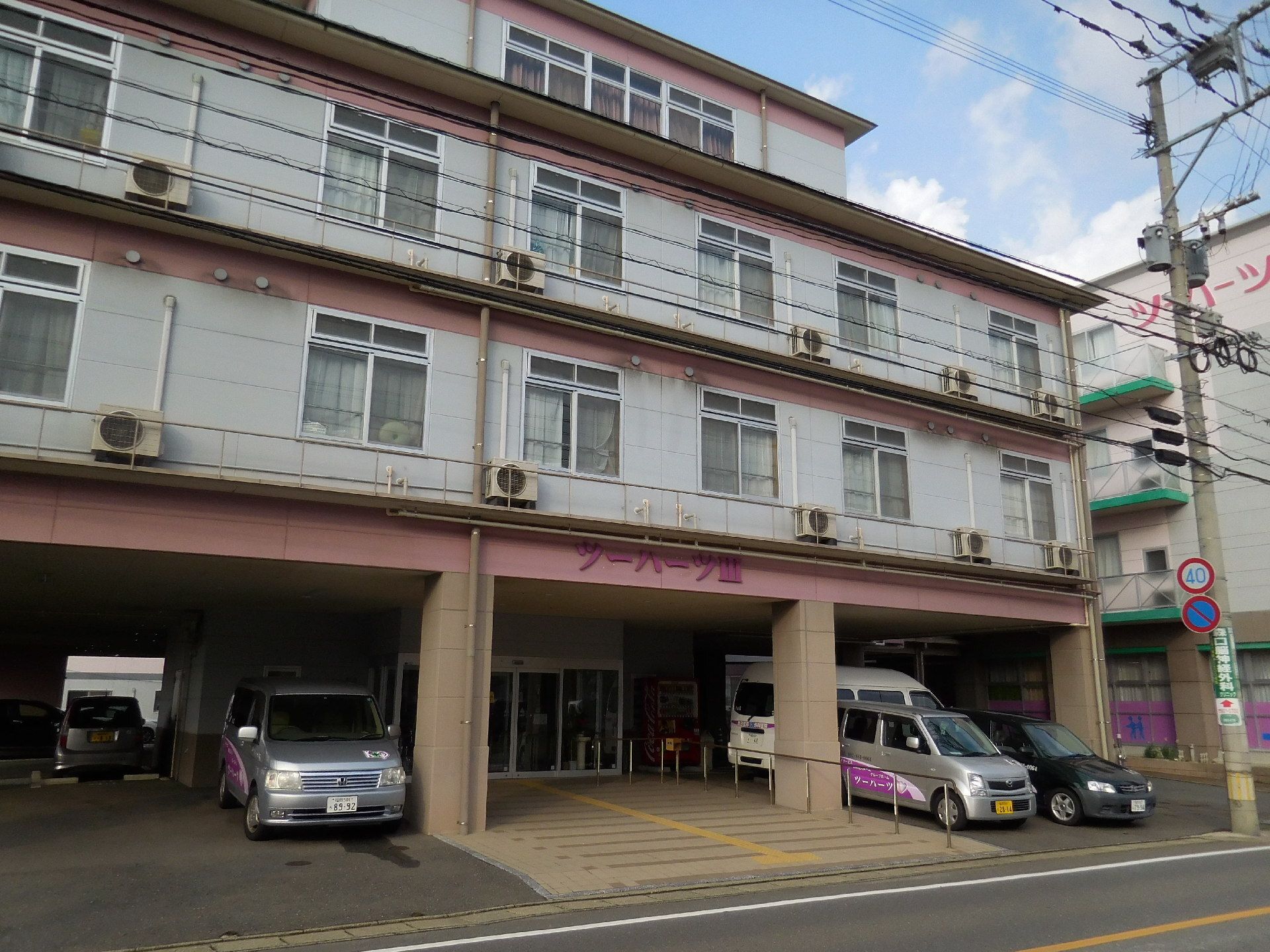 建物の下に駐車場が設けられている高齢者施設の外観
