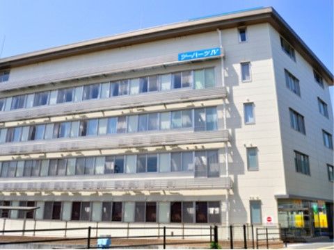 「ツーハーツⅣ」の外観。整形外科が入った5階建ての、マンション型住宅。