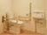 一般的な洋式のトイレの両側に手すりが備え付けてある。壁には緊急呼び出しボタンやコンパクトな手洗い器も設置されている。