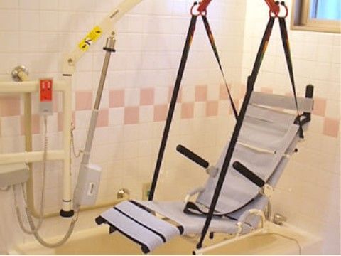椅子に座ったままの状態で浴槽に入ることができる設備を備えた介護浴室