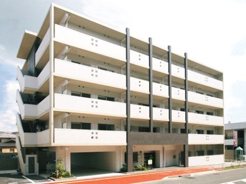 ５階建ての洗練されたデザインの建物で、ベランダが付いている。建物脇に階段がある。１階は共有部分と駐車場になっている。