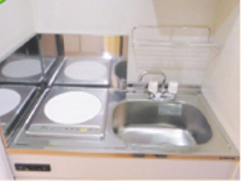 居室にはミニキッチンが設置されており、簡単な調理やお茶を楽しむこともできる。火を使わないIHヒーターを採用している。