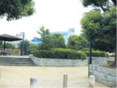 施設近隣には大きな公園があり、緑に囲まれながらウォーキングや、日光浴をたのしむことができる。入居者様の健康維持にも役立つ。