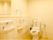 トイレ内に洗面台を設置している。手すりを設けているので、不便なく利用できる。鏡もあるので、身だしなみを確認できる。