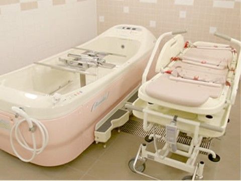 横になったままの状態でお湯につかることができる介護設備を備えた浴室